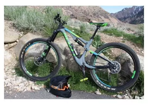 2017 SCOTT Carbon Genius 710 Plus – Mountain Bike - Size Medium Frame